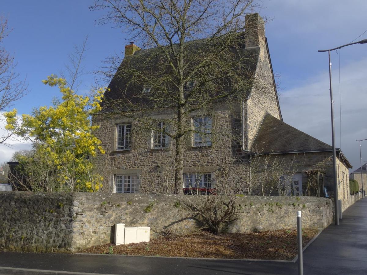 Manoir De La Grand'Cour Bed & Breakfast Soulge-sur-Ouette Exterior photo